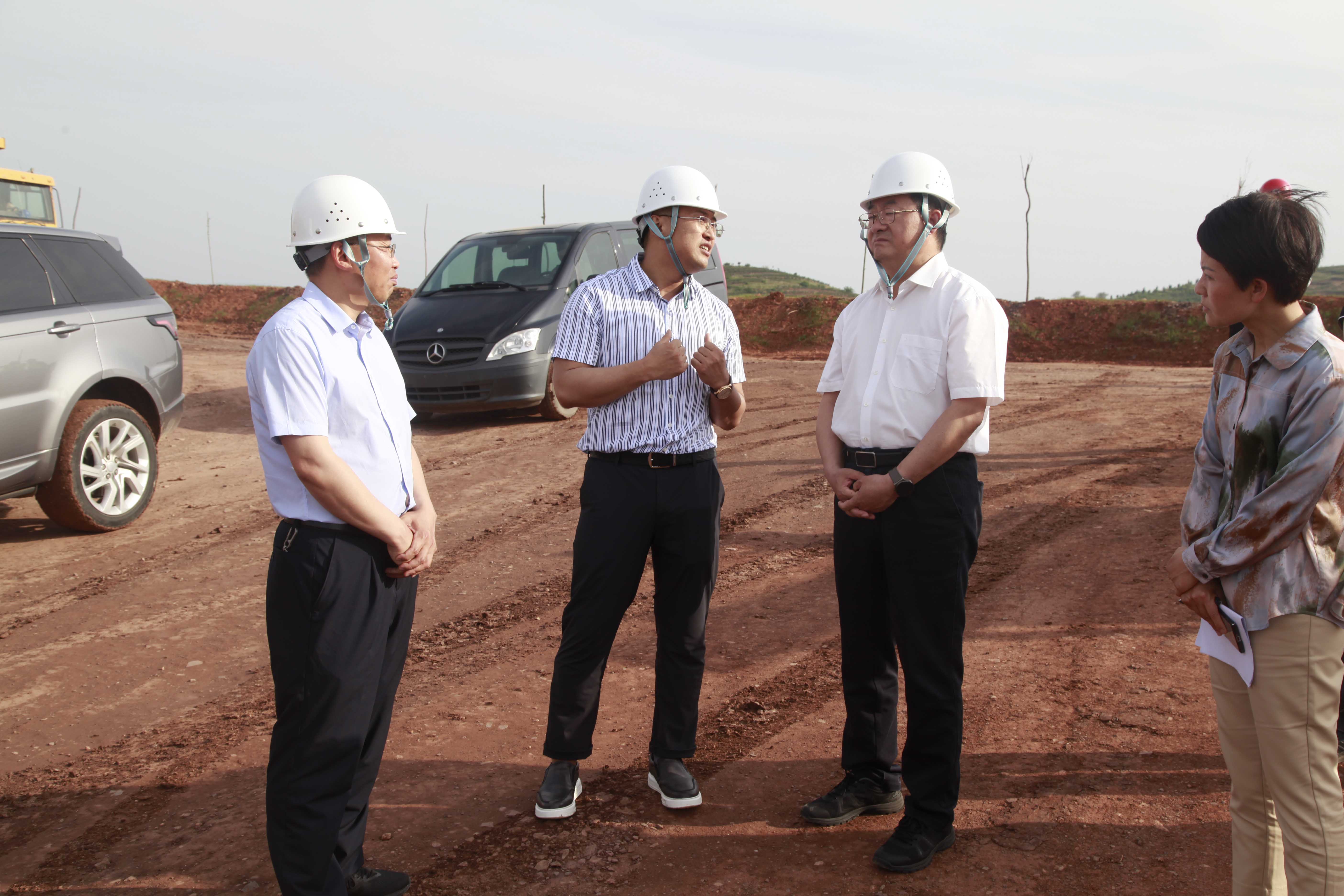 洛陽市政協(xié)副主席、伊川縣委書記仝宇鵬到金濤實(shí)業(yè)集團(tuán)旗下弘濤公司礦山項(xiàng)目調(diào)研